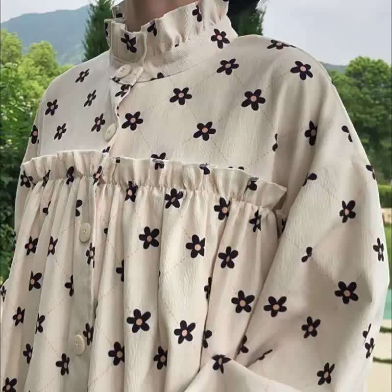 奶油色花花 細膩燈芯絨木耳邊立領印花洋裝  寬鬆燈籠袖連身裙 - 洋装/连衣裙 - 棉．麻 白色