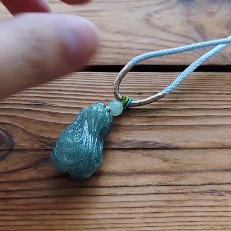 亲翠 天然危地马拉翡翠 1010E 百事来财 冰绿圆滚小白菜调整式绳 - 项链 - 玉石 多色