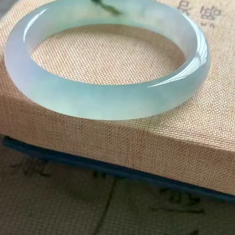 冰种翡翠天然翡翠玉镯A玉手镯 玉鈪 • 冰种荧光春带彩翡翠贵妃镯 - 手链/手环 - 玉石 