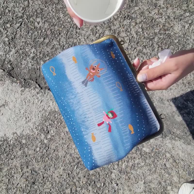防泼水 插画 口金包/仕女包/斜背包 - 夏日潜水之旅 深蓝 - 侧背包/斜挎包 - 棉 蓝色