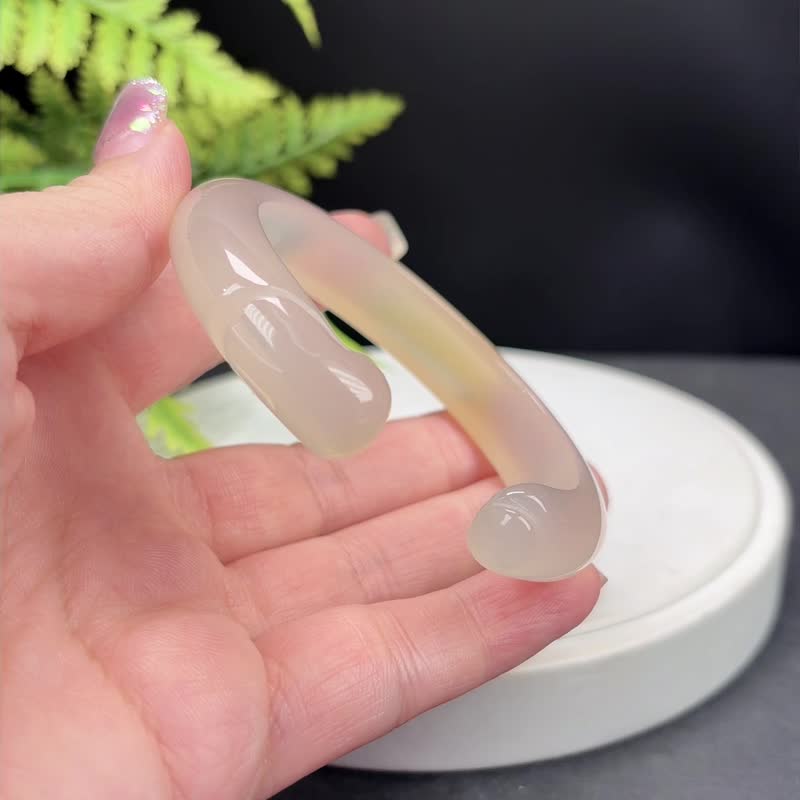 浅香槟金玛瑙开口手镯 58MM 冰润起光手工雕刻萌兔 守护好运纳福 - 手链/手环 - 半宝石 金色
