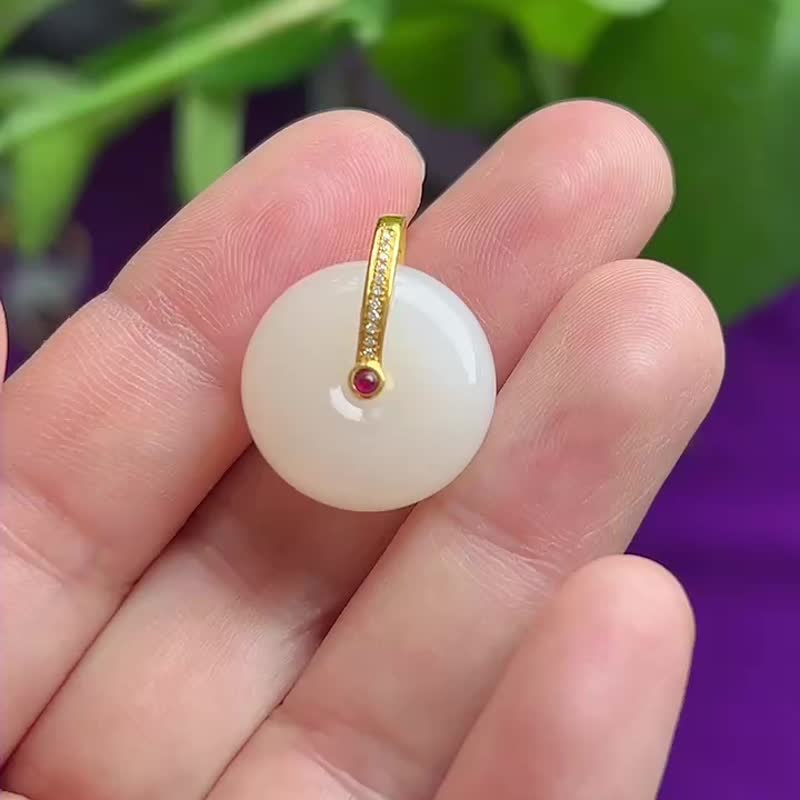 18K金镶嵌天然和田玉藕粉平安扣 尺寸21×8MM 裸石尺寸18×8MM. - 吊饰 - 水晶 