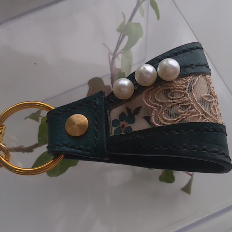 真皮 - 手工缝制 - 花边和自由布料的钥匙圈－带珍珠 森林绿 - 珍 - 钥匙链/钥匙包 - 真皮 