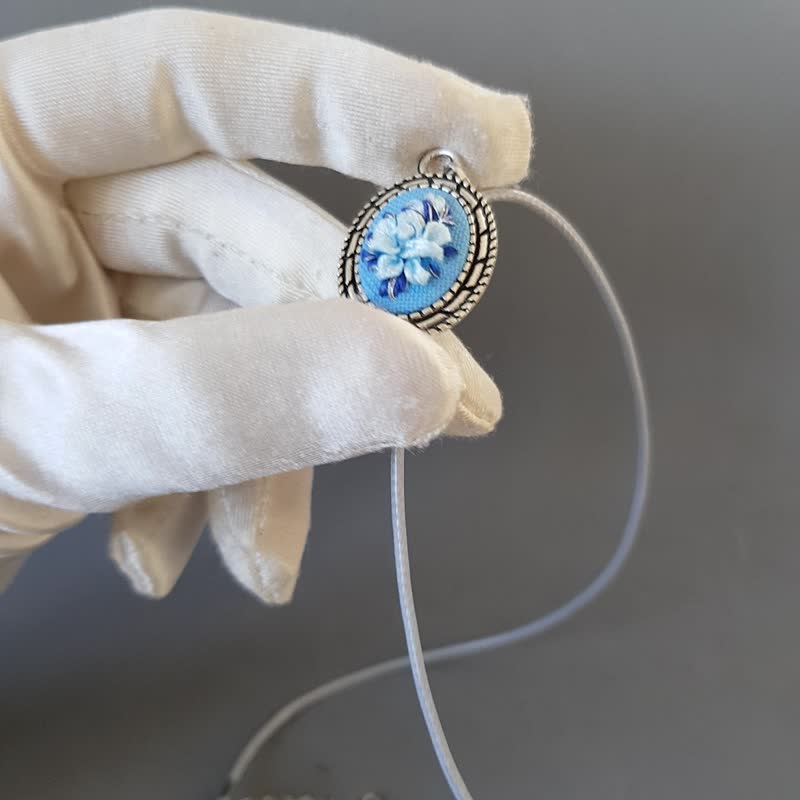 刺绣 珠宝 丝带刺绣坠饰献给她，手工刺绣饰品 - 项链 - 丝．绢 蓝色