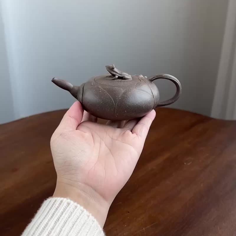 荷塘蛙趣全手工花器实力派赵统宇作品容量130cc青段 - 茶具/茶杯 - 陶 