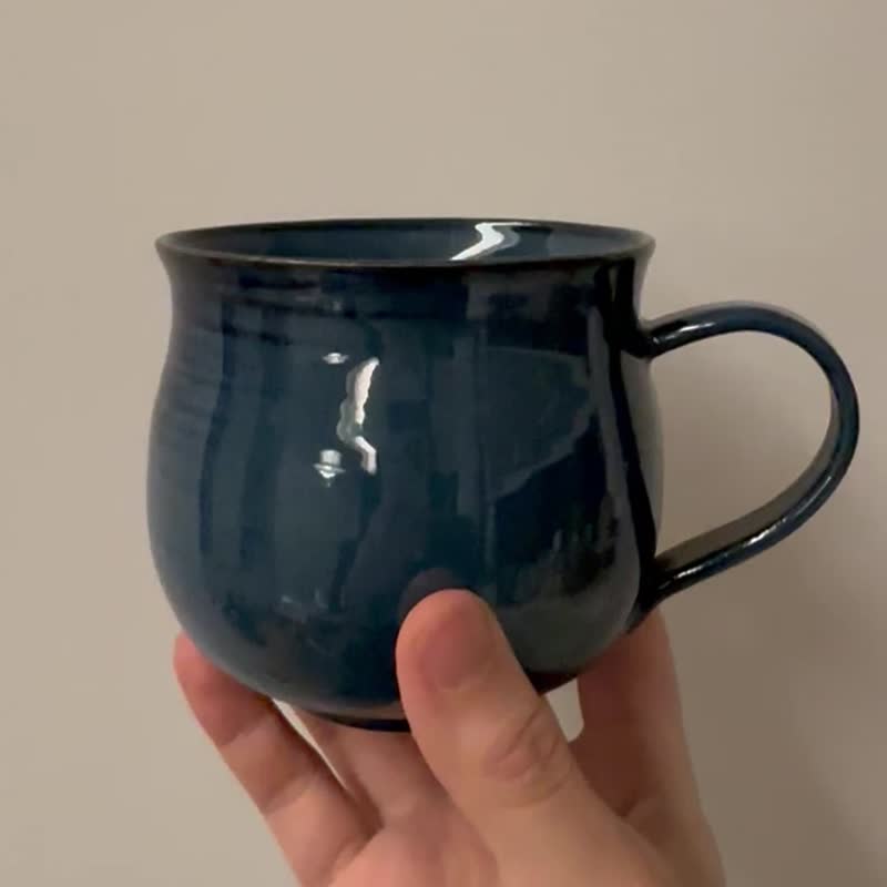 深蓝色手拉胚马克杯 300ml - 咖啡杯/马克杯 - 陶 蓝色
