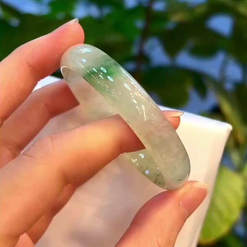 冰玻种 天然翡翠 缅甸 A玉 玉镯 • 冰玻种白底青飘花翡翠贵妃镯 - 手链/手环 - 石头 白色