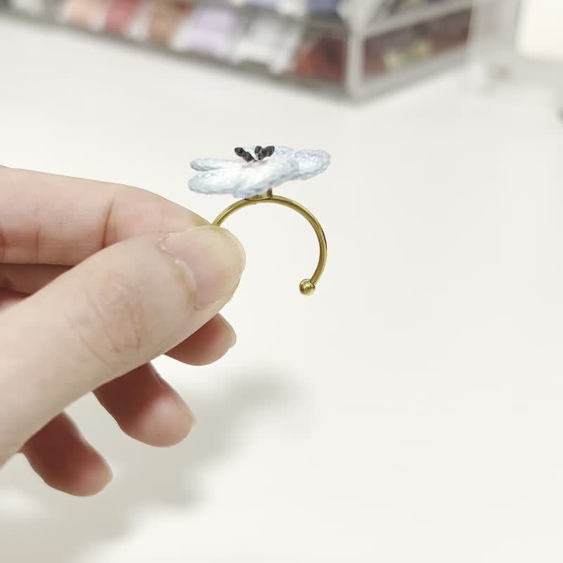 粉蝶花钩织转动戒指 - 戒指 - 绣线 蓝色