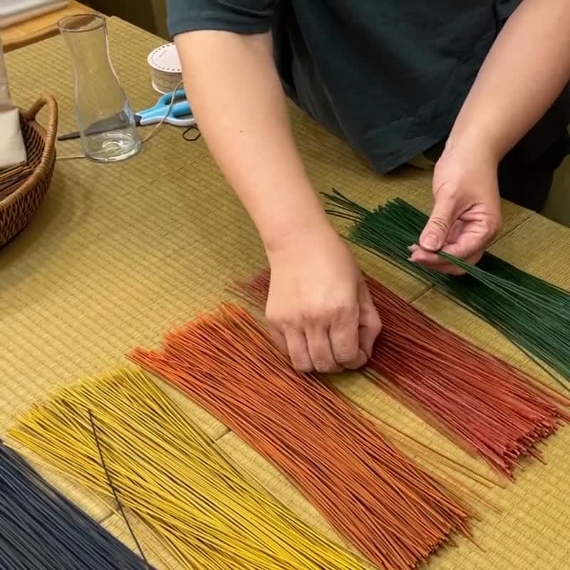 【创意手作】染色蔺草花艺束FraGrass30 百年传承染色工艺 乾燥花 - 香薰/精油/线香 - 植物．花 
