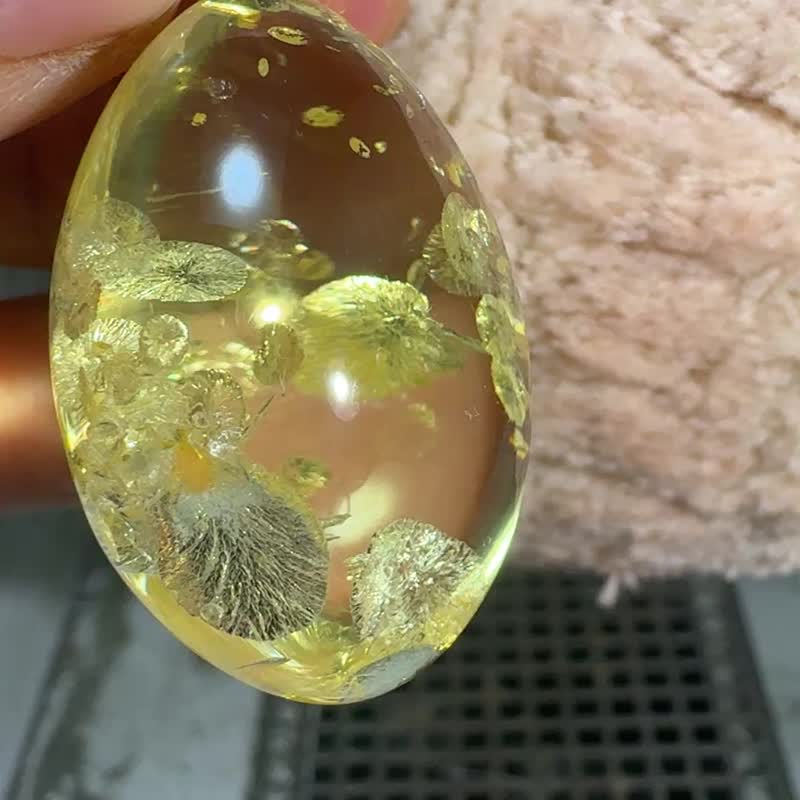 独家透明琥珀吊坠 缀以精致纹样与璀璨光芒 - 项链 - 宝石 黄色
