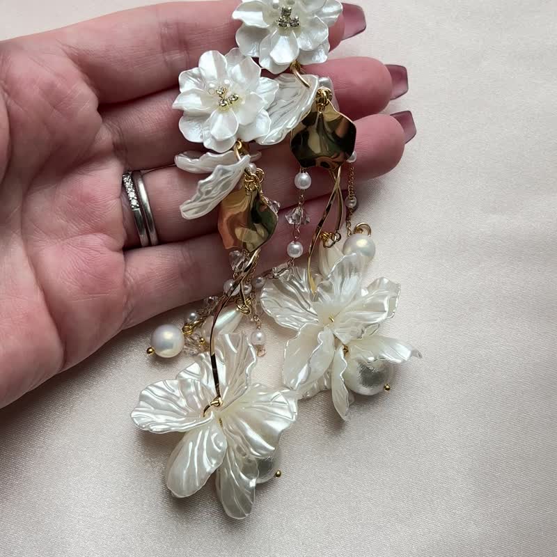 Flower lover flower gold pearl botanical wedding bridal wedding large earrings petals - 耳环/耳夹 - 其他金属 金色