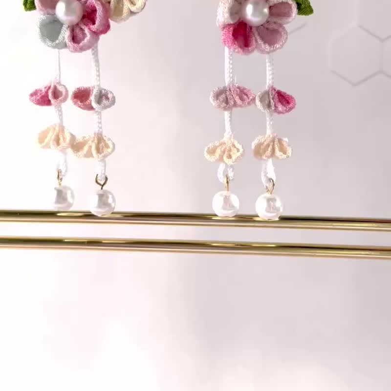 带有大和抚子风情的花朵耳环 – 耳钉、摘花工艺、粉色、米色、和 - 耳环/耳夹 - 其他人造纤维 粉红色