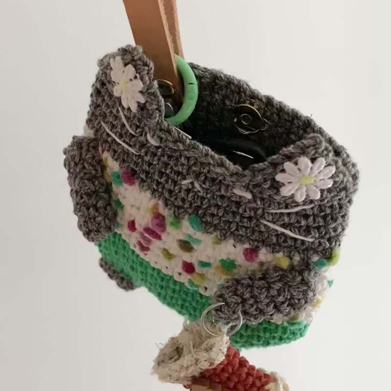 穿伦裤的猫过圣诞节 编织收纳 钥匙包 猫挂件 - 手提包/手提袋 - 棉．麻 多色