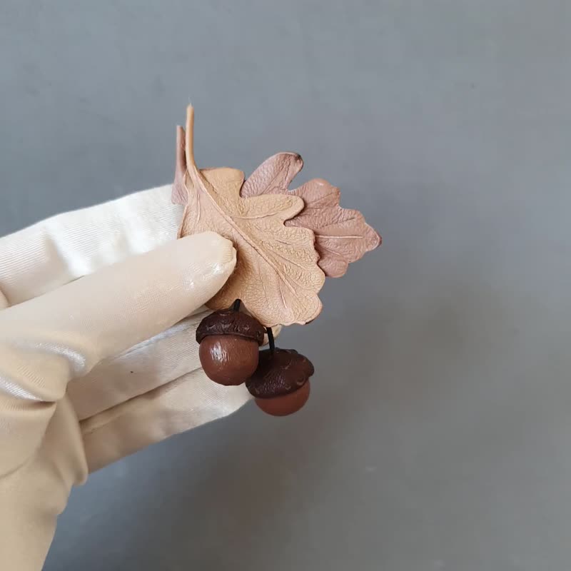 Men's lapel pin leather acorns, Gift for him Leather boutonnierre - 胸针 - 真皮 咖啡色