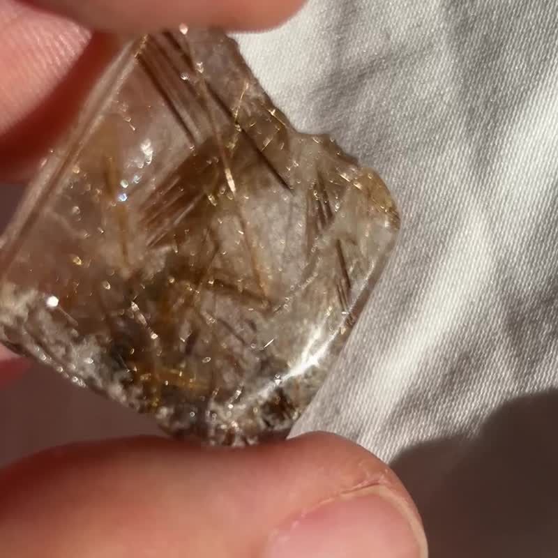 板钛 钛晶花 幽灵共生 透亮 迷你随型 髪晶 金发晶 天然水晶 摆设 - 摆饰 - 水晶 金色