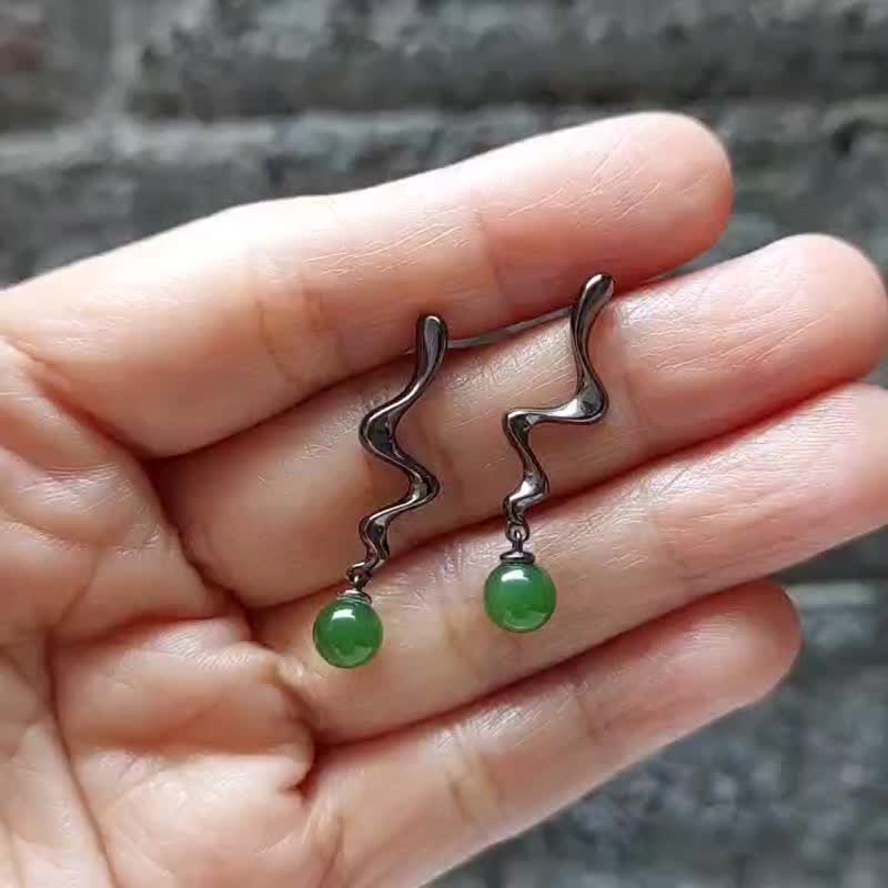 JadeStyle【黑韵】台湾玉6mm耳针 | 925银镀黑极简设计 - 耳环/耳夹 - 玉石 绿色