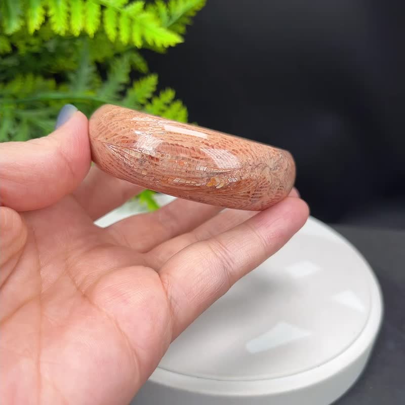 精品 粉色珊瑚玉手镯 57MM 冰润高瓷玉化 大花凤尾纹 脉轮异性缘 - 手链/手环 - 玉石 粉红色