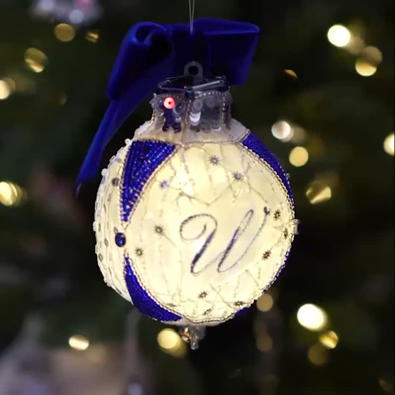 【圣诞礼物】手制法式刺绣圣诞球带LED小灯 (定制) 自订英文字母 - 摆饰 - 其他材质 多色