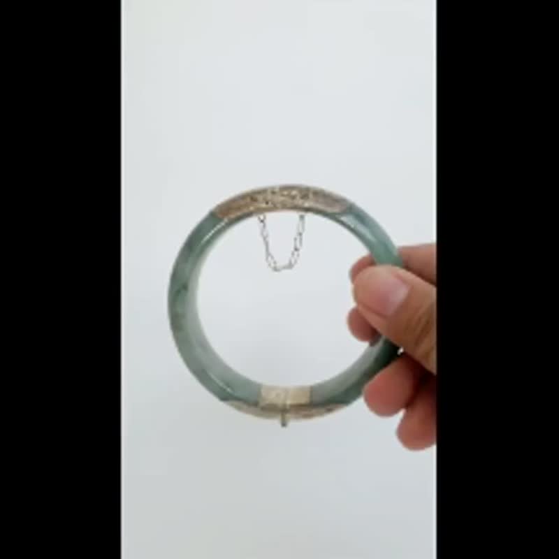 纯天然玉石手镯，铰链设计，可打开，鹅蛋形，绿色，纯银包覆，内围 60 毫米。 - 手链/手环 - 玉石 绿色