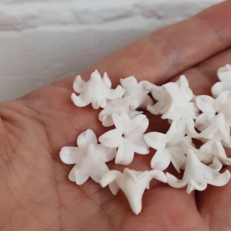 White small flower beads polymer clay making jewelry 12-14mm, Handmade beads - 零件/散装材料/工具 - 塑料 白色