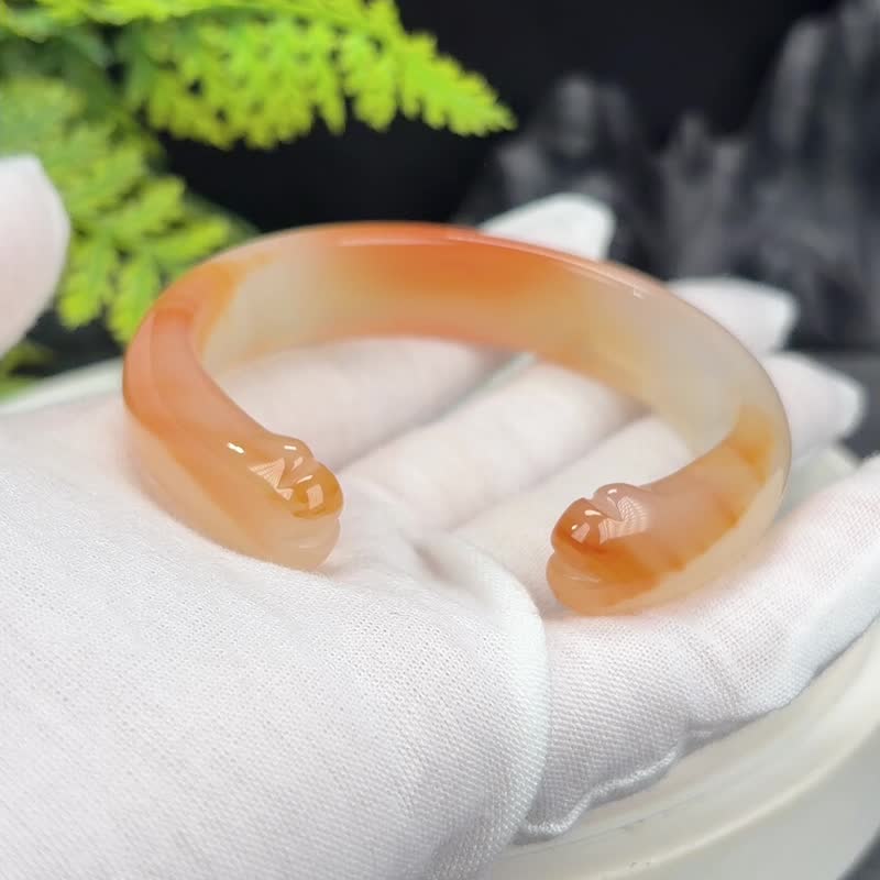橘色开口玛瑙手镯 58MM 冰润起光雕刻猫爪 玉髓手环 活力热情喜庆 - 手链/手环 - 半宝石 橘色