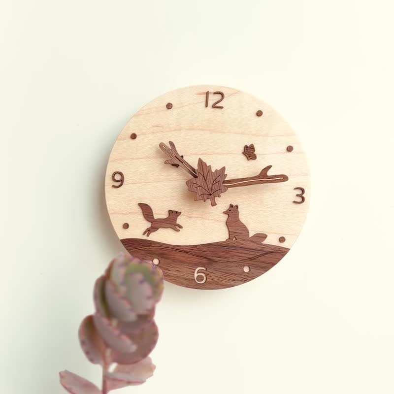 CLOCK_10 桌立时钟 秋日嬉游 狐狸 枫叶 蝴蝶 可磁吸 壁挂 - 时钟/闹钟 - 木头 咖啡色