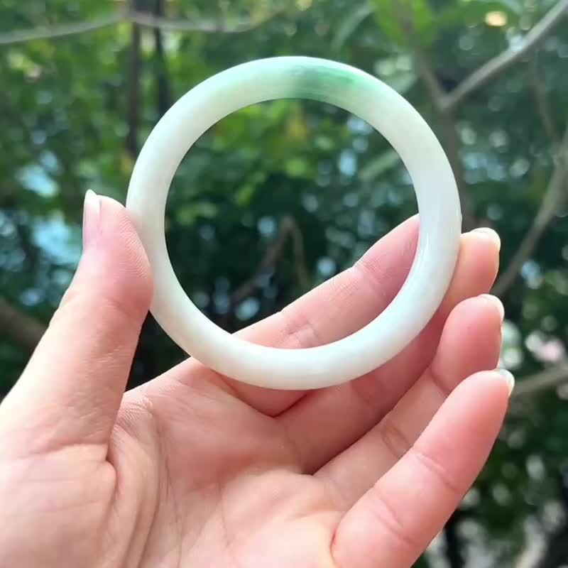 SOLD 天然翡翠 缅甸 A玉 玉镯 • 白底青圆镯 - 手链/手环 - 石头 白色