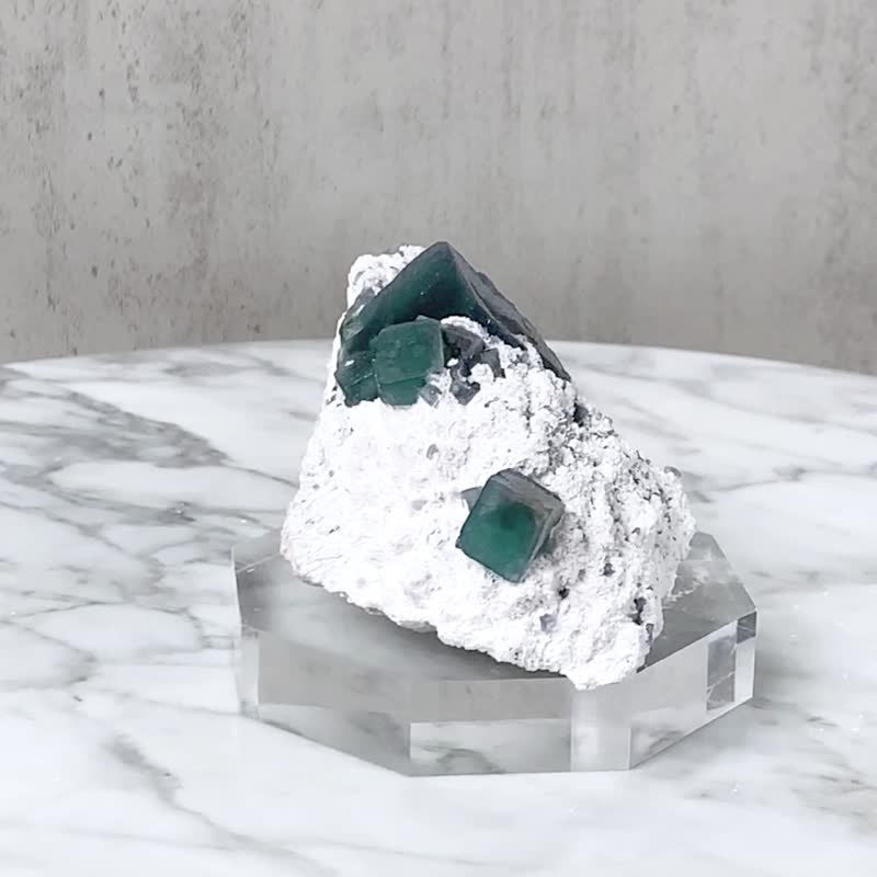 小蜗牛萤石 带雪景共生 // 内在疗愈 舒缓紧张 // 赠底座 - 摆饰 - 水晶 绿色