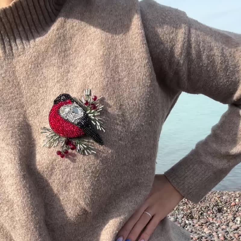 手工串珠胸针。 串珠胸针红腹灰雀。胸针。鸟胸针。纽约礼物 - 胸针 - 其他材质 红色