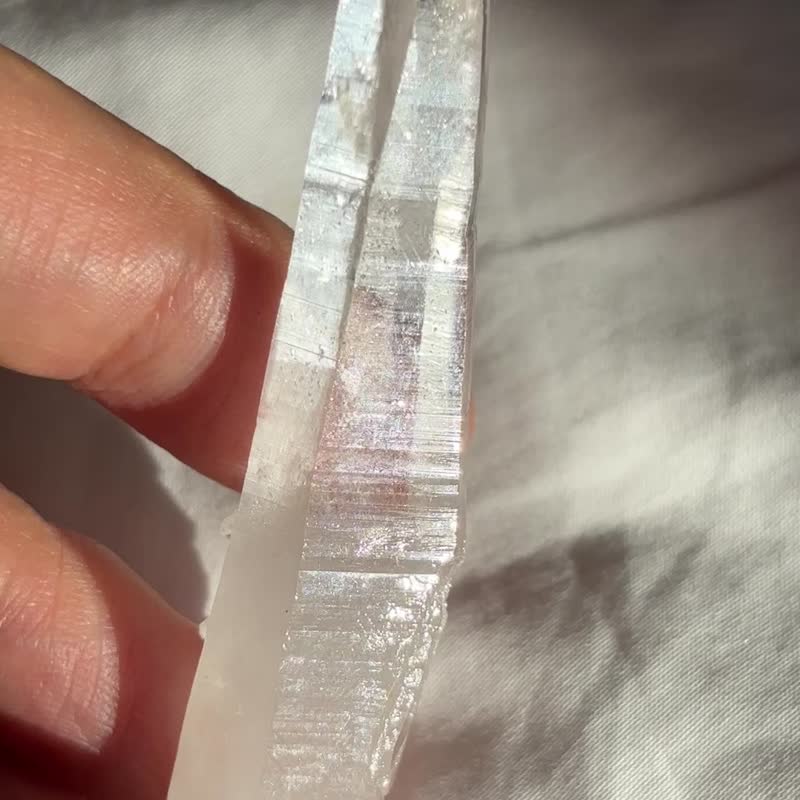 手术刀 利姆利亚 雷姆利亚白水晶簇 手握 手把玩 带彩 水晶原矿 - 摆饰 - 水晶 透明