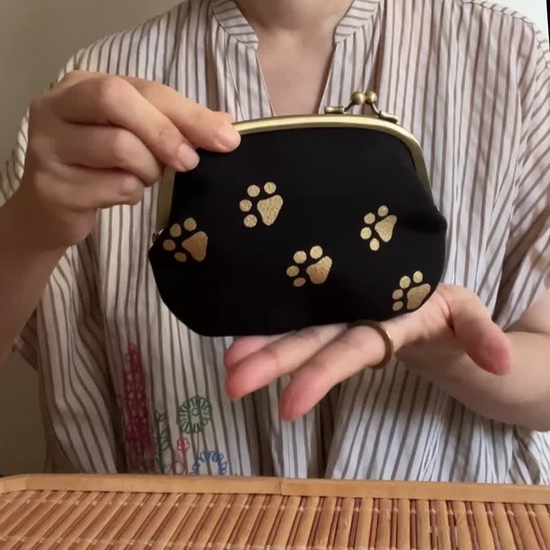 送礼讨喜*金色猫掌前行 咪你包M 京都匠人口金包内里可爱红吱吱 - 化妆包/杂物包 - 丝．绢 黑色