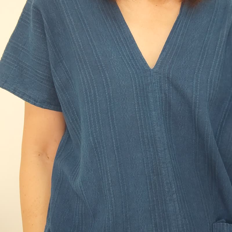 Comfy Kiara -  V领宽松设计靛蓝染色上衣 - 女装上衣 - 棉．麻 蓝色