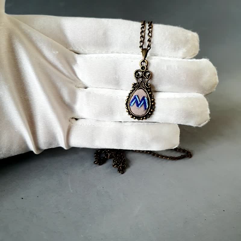 手绣字母M订制坠饰，适合致赠结婚四周年纪念 - 项链 - 绣线 红色