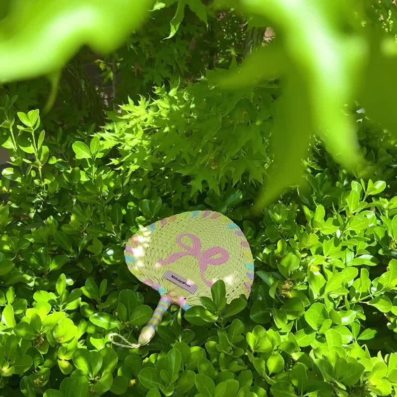 可爱蝴蝶结刺绣 手工编制 夏日棕叶蒲扇 - 扇子 - 植物．花 粉红色
