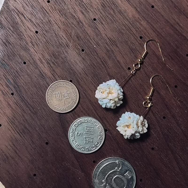 不规则云绒小雪球 耳环 钩针 微钩  绣球花 婚礼 送礼 - 耳环/耳夹 - 棉．麻 白色
