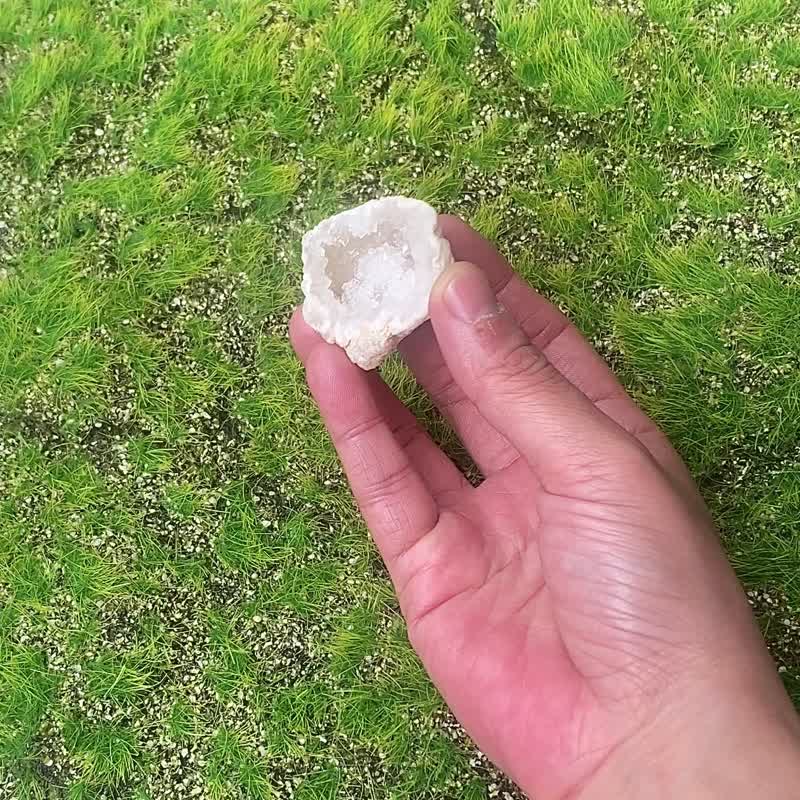 天然原矿招财白晶花球洞 财运水晶 快速出货 办公室摆件 风水摆件 - 摆饰 - 水晶 多色