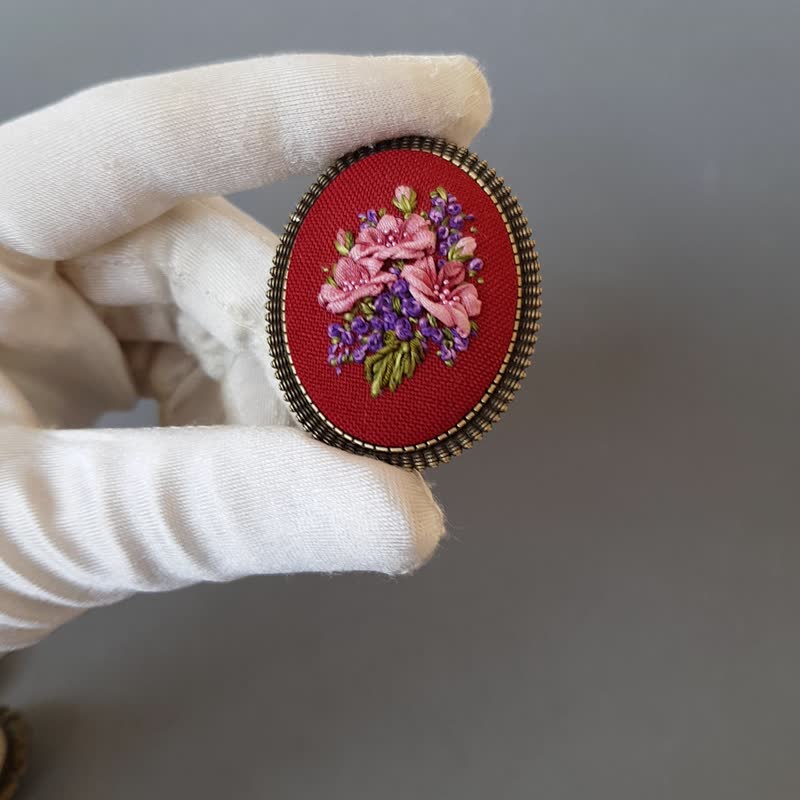 勃艮第酒红色丝带刺绣胸针，专为她设计，手工刺绣饰品 - 胸针 - 丝．绢 多色