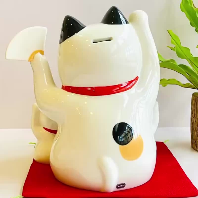 【店面/玄关摆饰】濑户烧-众猫迎福 大型彩绘招财猫存钱筒28cm - 储蓄罐 - 瓷 白色