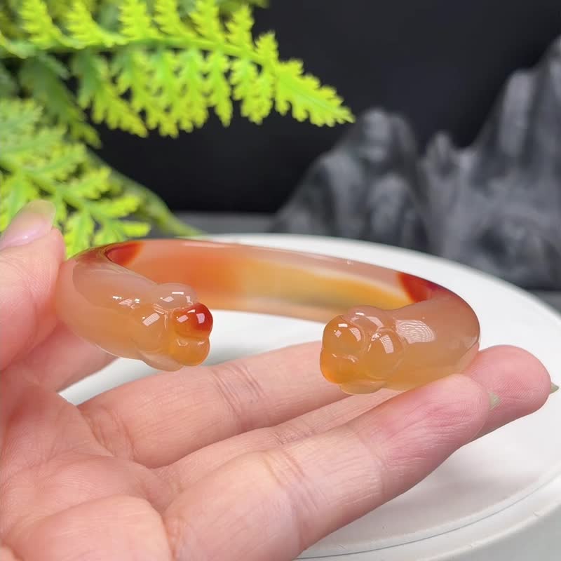 渐变橘红 开口玛瑙手镯 55MM 冰透起光龙鳞纹鸿运当头 手雕猫爪 - 手链/手环 - 半宝石 橘色