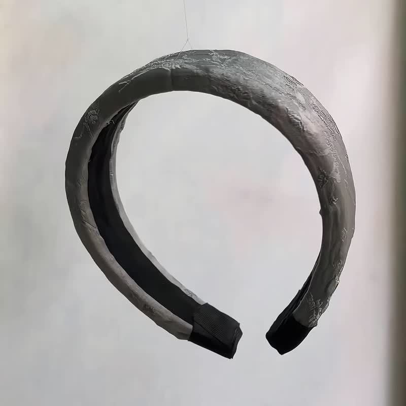 立体发箍 暗纹提花 烟霞锦纹 东方灰雾质感 台湾手作 舒适不卡发 - 发带/发箍 - 丝．绢 