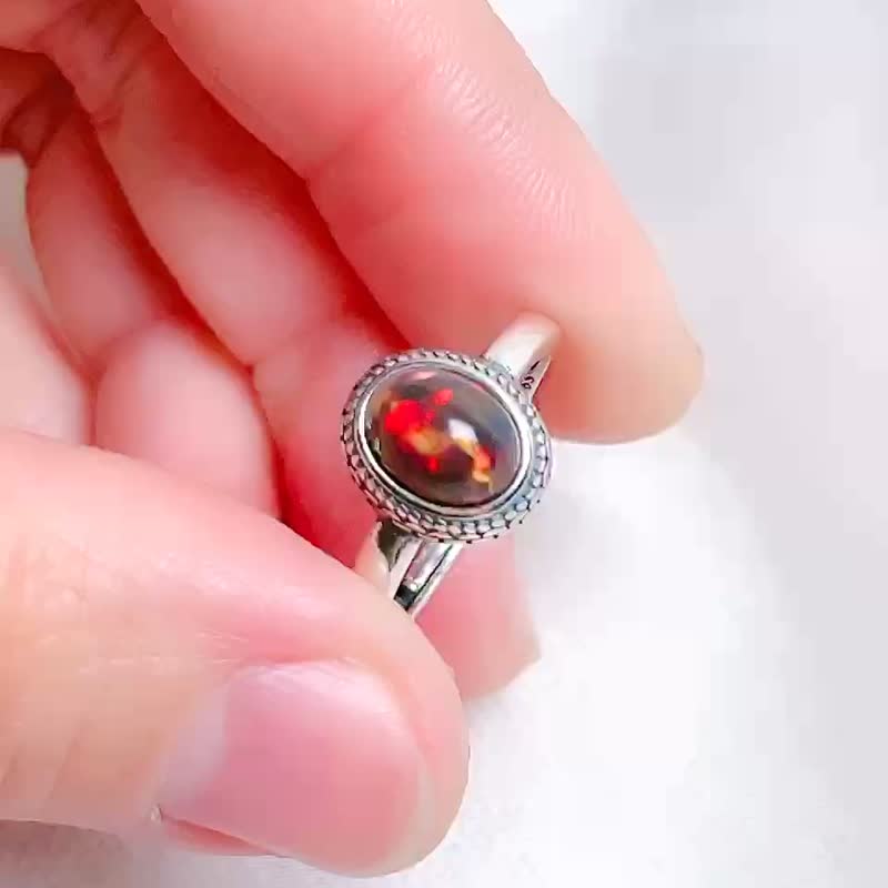 美艳的红彩碎片黑欧泊戒指  / 蛋白石 / 925纯银 / Opal - 戒指 - 宝石 红色