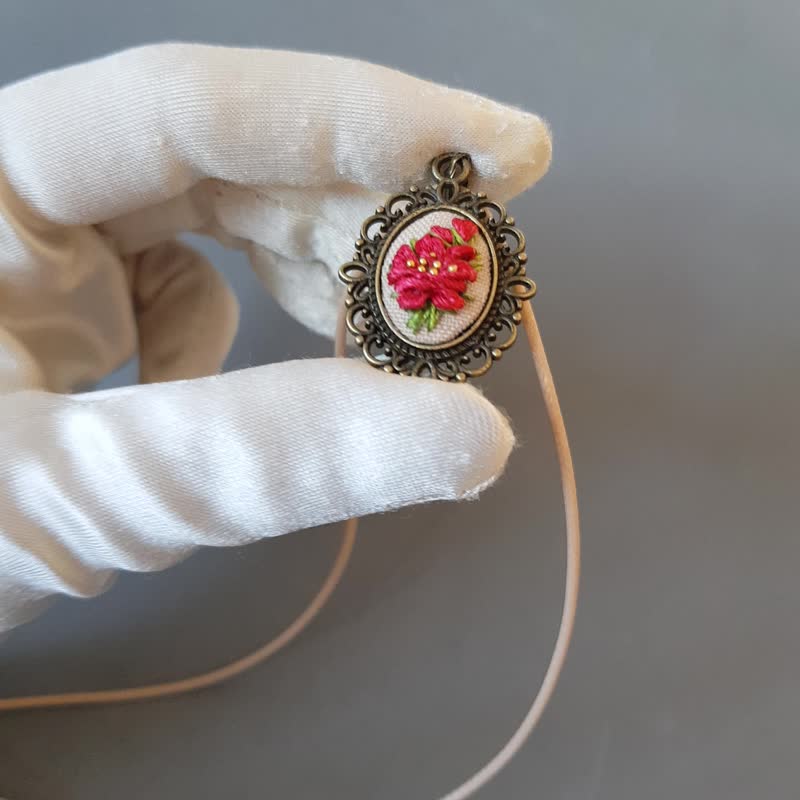 刺绣 珠宝 丝带刺绣吊坠献给她，手工刺绣饰品 - 项链 - 丝．绢 红色