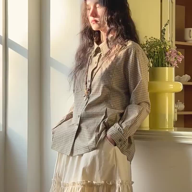 格紋芝白 書卷氣 細格紋襯衫 褶裥設計翻領襯衣 知識分子通勤氣質 - 女装衬衫 - 棉 卡其色