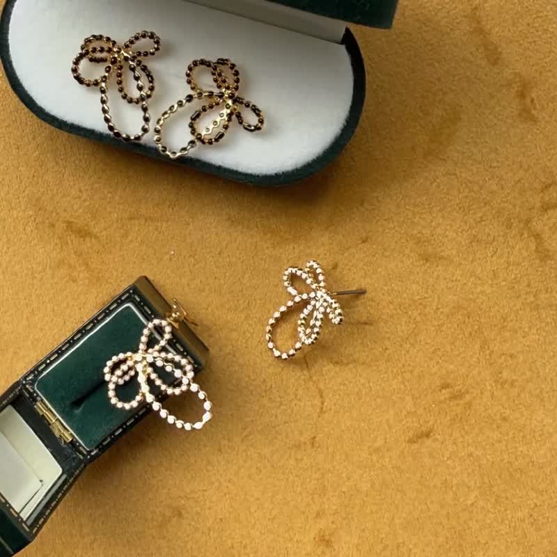 简约黑白两款 手工珐琅蝴蝶结 医疗级钢针耳夹 情人节 - 耳环/耳夹 - 铜/黄铜 