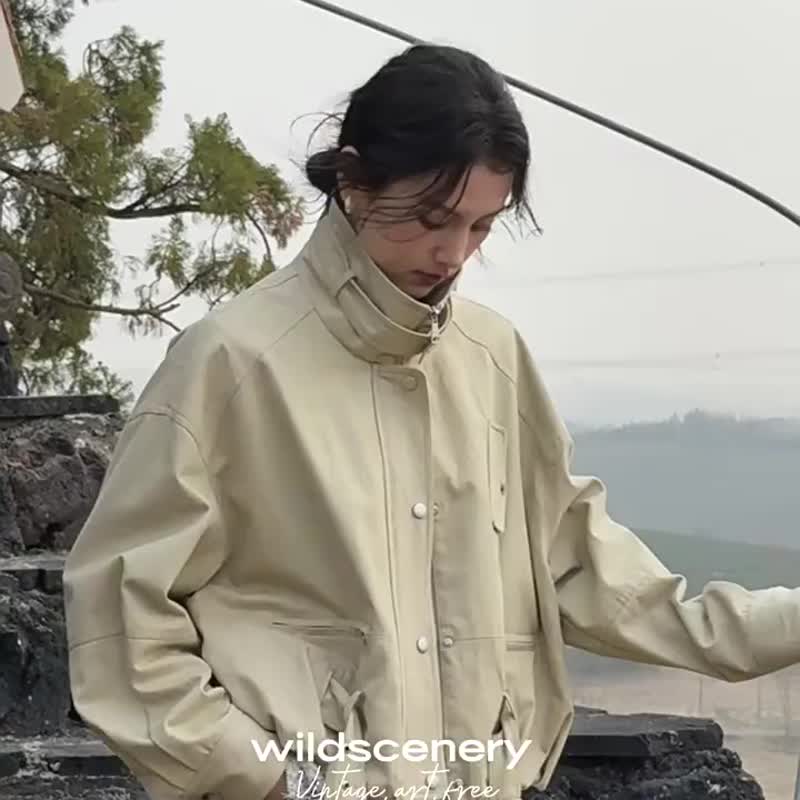 淡卡其 赫爾辛松 立領洗水棉游牧工裝夾克 短款機車外套 - 女装休闲/机能外套 - 棉 卡其色
