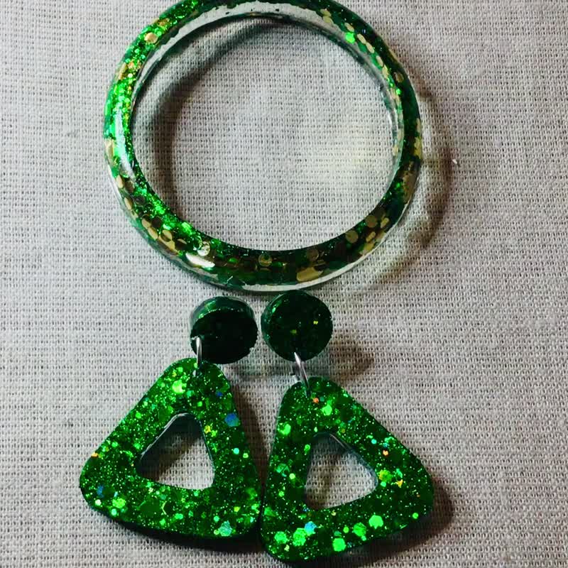 绿色闪粉饰品套装，树脂手镯与长款垂坠耳环 - 手链/手环 - 树脂 绿色