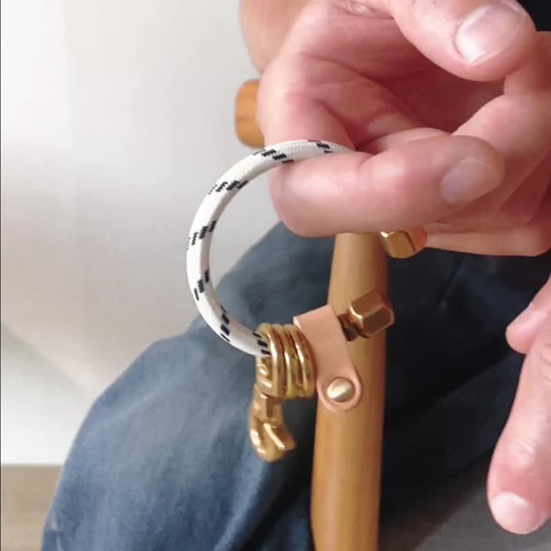 UNI SEX 系列 - C * 露营 黑色 白色 伞绳 黄铜 钥匙圈 - 钥匙链/钥匙包 - 其他金属 黑色