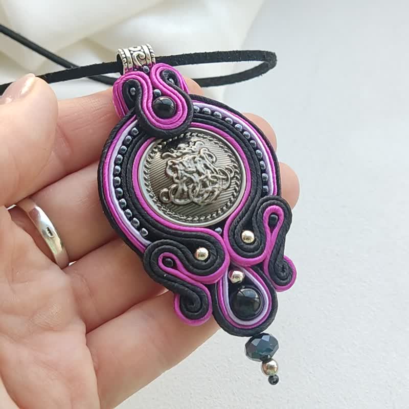 黑紫色项链｜Soutache 刺绣坠饰｜民族风项链｜波希米亚风曼陀罗 - 长链 - 其他材质 紫色
