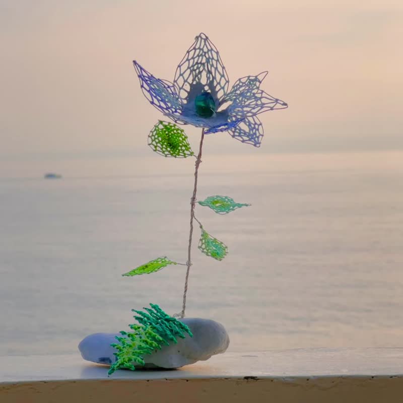 日光花冕 花朵形状 捕梦网 日光萤石与仿清水模水泥座 - 摆饰 - 水晶 绿色