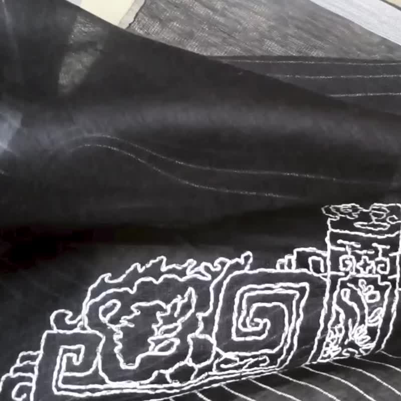 手工刺绣画  真丝羊毛围巾 (建筑美学) 免费手綉英文字 - 围巾/披肩 - 羊毛 黑色